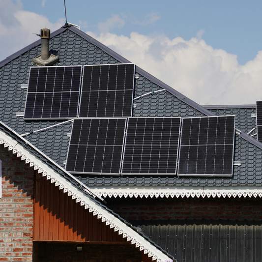 Poser ou nettoyer des panneaux solaires en hauteur