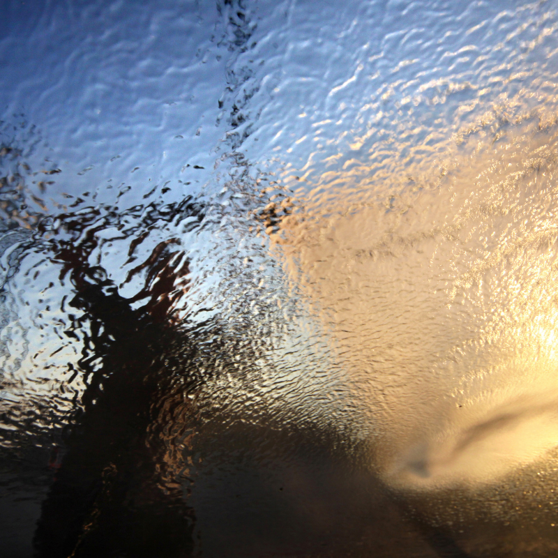 Laver des vitres en hauteur sans danger avec une échelle télescopique Image