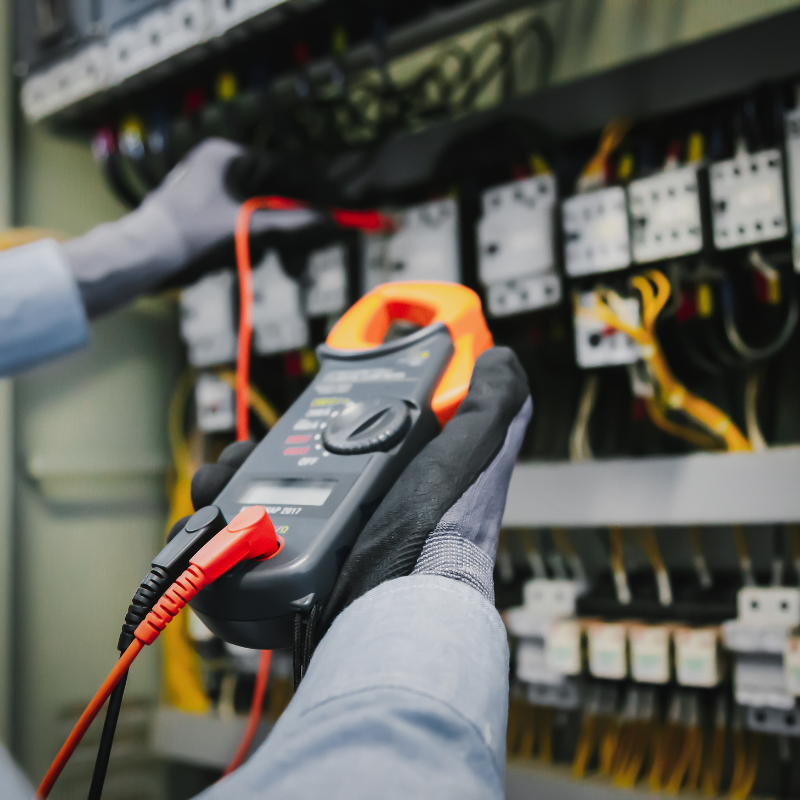 Quelle échelle télescopique pour l'électricien (et pourquoi éviter l'alu)